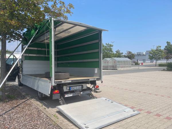 Mercedes-Benz Sprinter Koffer mit Ladebordwand<br />
Das Kraftpaket für schwere Lasten & barrierefreie Beladung